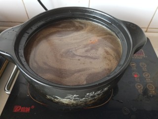 15、红烧鸡腿焖腐竹,放入砂锅