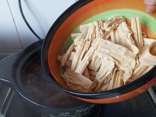 17、红烧鸡腿焖腐竹,加入腐竹