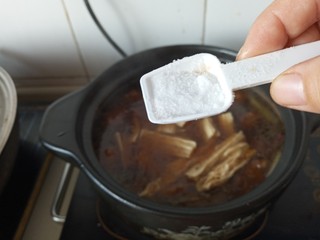 18、红烧鸡腿焖腐竹,加盐调味再煮20分钟即可