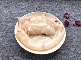 2、酱爆鱿鱼花,如图清理干净的鱿鱼。