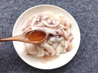 7、酱爆鱿鱼花,下面咱们把鱿鱼进行去腥处理：来1勺醋。