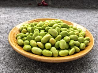 9、酱爆鱿鱼花,腌制鱿鱼花的时间里，把毛豆剥好。（先生比较喜欢吃毛豆，所以我们家经常是毛豆爆鱿鱼花，味道也蛮好吃的）