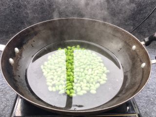 10、酱爆鱿鱼花,毛豆先下锅煮熟，再捞起来待用。豆类一定煮熟吃，豆类含有皂素等有毒害成分，如果没有完全煮熟，这些物质没有完全破坏，食用这种毛豆就有可能引起中毒。