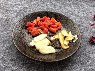 11、酱爆鱿鱼花,泡椒切小段，大蒜、姜切片，花椒一起放入盘里待用。