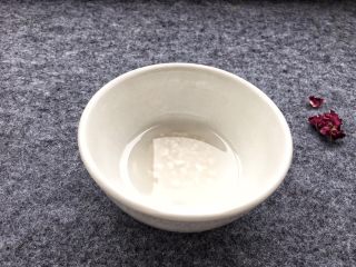 12、酱爆鱿鱼花,红薯粉兑少量水搅拌均匀备用，添加红薯粉可以让鱿鱼花更爽脆。