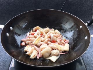 14、酱爆鱿鱼花,调大火，倒鱿鱼下锅爆炒。