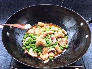 17、酱爆鱿鱼花,添加少量盐翻炒片刻