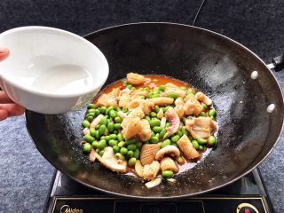 18、酱爆鱿鱼花,倒入红薯粉。