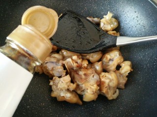 7、#猪年#红烧猪蹄,之后加入料酒，烹调去腥