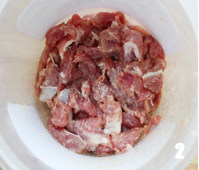 2、酱炖芸豆,将肉片放入容器中，放入少许盐、料酒、淀粉，抓拌均匀，再放入少许油，抓拌均匀；