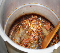 9、酱炖芸豆,放入肉片翻炒；