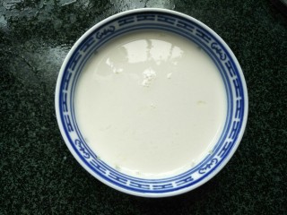 7、双皮奶(懒人版),将双皮奶液放入碗中。