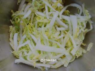 3、凉拌娃娃菜,娃娃菜切丝备用