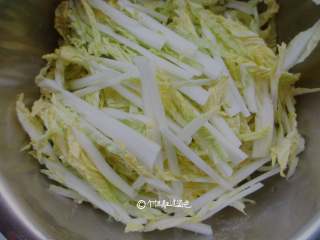 5、凉拌娃娃菜,把娃娃菜攥干水份