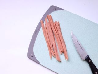 3、自制日式寿司,火腿肠切均等长条