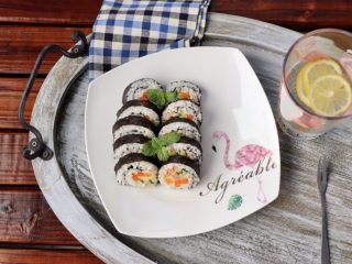 16、自制日式寿司,成品：来杯柠檬茶真的是不错的下午茶