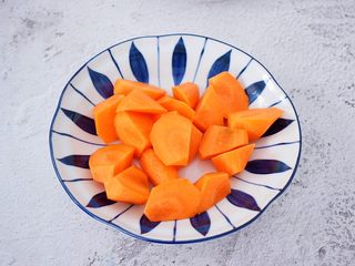 4、猪骨土豆胡萝卜汤,胡萝卜去皮洗净滚刀切成小块