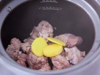 7、猪骨土豆胡萝卜汤,砂锅中放入猪骨和姜片