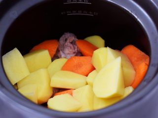 8、猪骨土豆胡萝卜汤,放入土豆和胡萝卜