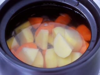 9、猪骨土豆胡萝卜汤,加入适量的清水