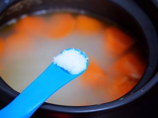 12、猪骨土豆胡萝卜汤,加入盐调味