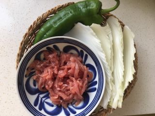 1、白菜炒肉丝,准备食材。