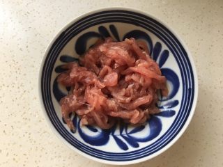 2、白菜炒肉丝,肉丝加盐、料酒和胡椒粉搅拌均匀。