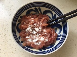 3、白菜炒肉丝,加玉米淀粉腌十分钟。