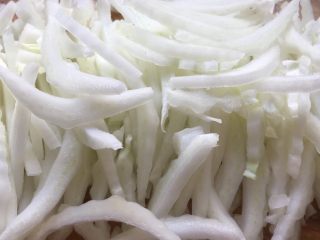 4、白菜炒肉丝,白菜杆切成丝。