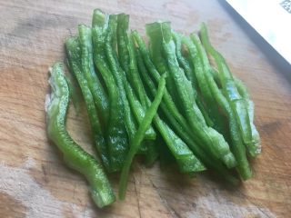 5、白菜炒肉丝,青椒切成丝备用。