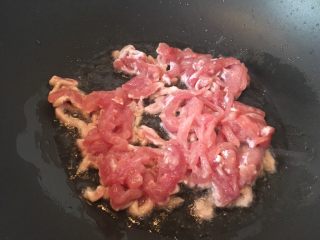 6、白菜炒肉丝,热锅热油放入肉丝。