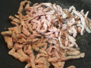 7、白菜炒肉丝,翻炒至肉丝变色存出备用。