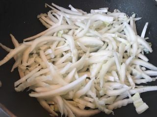 8、白菜炒肉丝,热锅热油放入白菜丝。