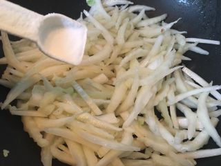 9、白菜炒肉丝,翻炒变软后加盐翻炒均匀。