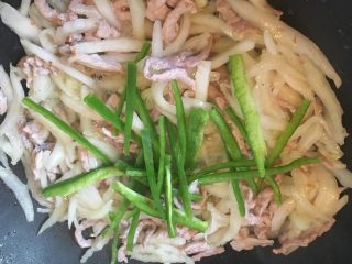 11、白菜炒肉丝,放入青椒丝。