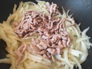 10、白菜炒肉丝,放入肉丝翻炒。
