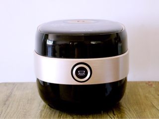 11、喷香的香菇排骨焖饭,启动电饭煲。