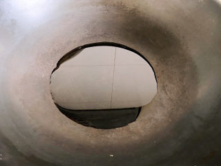 6、芹菜拌腐竹,接下来我们炒点花生米,先将油烧热,然后改小火。