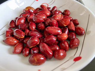 9、芹菜拌腐竹,炒好后盛出来晾凉备用,花生米晾凉了才会脆。