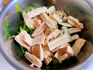 12、芹菜拌腐竹,腐竹需要提前一天晚上泡上,最好用温热的水泡,泡的过程中水凉了没关系,不用管,就刚泡的时候用温热的水就行了。泡好的腐竹沥干水分跟焯好的芹菜放在一起。