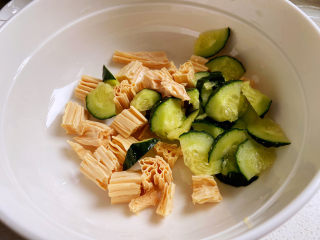 13、芹菜拌腐竹,这个是因为家里的小朋友不喜欢吃芹菜,但喜欢吃黄瓜,我就额外给她拌了点腐竹黄瓜。