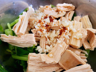 15、芹菜拌腐竹,来两勺红油,红油的做法就是油烧热直接浇在辣椒面上,就变成香香的红油了。