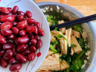 20、芹菜拌腐竹,现在可以将花生米倒进来了。