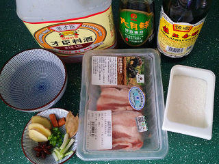 1、糖醋五花肉,备好食材