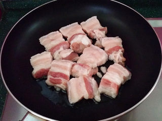 9、糖醋五花肉,留底油放入五花肉