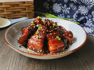 14、糖醋五花肉,盛盘撒些芝麻和葱花增加增香