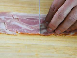 2、不只是一份煎蛋吐司，还有均衡的营养和生活的惬意,培根对半切开。