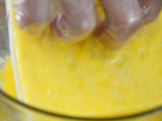 4、不只是一份煎蛋吐司，还有均衡的营养和生活的惬意,吐司两面裹上蛋液，薄薄一层即可。