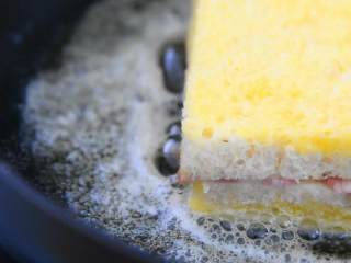 5、不只是一份煎蛋吐司，还有均衡的营养和生活的惬意,小火融化黄油，再慢火将吐司煎至两面金黄.