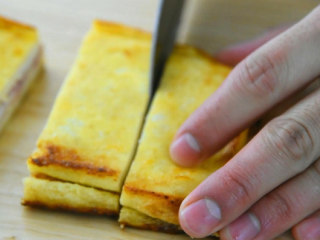 6、不只是一份煎蛋吐司，还有均衡的营养和生活的惬意,将煎好的吐司切段。